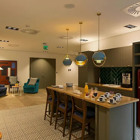 Canopy By Hilton Centre 4*